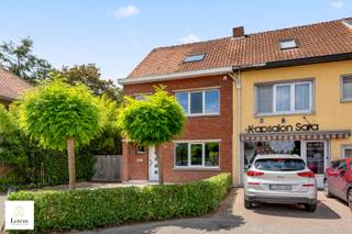 <strong>Karaktervolle woning met tal van mogelijkheden op toplocatie in Aarschot</strong><br /><br />Op een uitstekende locatie aan de Ourodenberg, in het hart van Aarschot, bevindt zich deze verrassend ruime woning met tal van mogelijkheden. Dankzij haar centrale ligging geniet u van een vlotte bereikbaarheid en bevinden winkels, scholen, openbaar vervoer en andere voorzieningen zich op wandelafstand.<br /><br />Deze eigendom werd enkele jaren geleden aangekocht door een lokale apotheek met de intentie er een nieuwe vestiging onder te brengen. In het kader van deze plannen werden reeds enkele voorbereidende werken uitgevoerd. Aangezien het project uiteindelijk niet werd gerealiseerd, werden onder meer de keuken, verwarmingsinstallatie, zonnepanelen en airconditioning verwijderd. Hierdoor biedt deze woning vandaag een unieke kans aan wie op zoek is naar een ruime basis die volledig naar eigen smaak en woonwensen kan worden afgewerkt.<br />De woning verkeert structureel in goede staat en beschikt bovendien over een gunstige EPC-score B, wat een belangrijke troef vormt op energetisch vlak.<br /><br />Bij het betreden van de woning komt u terecht in een ruime inkomhal met gastentoilet. Verder bevindt zich op het gelijkvloers een lichtrijke leefruimte met aansluitend de voorziene ruimte voor een open keuken. Op de eerste verdieping vindt u twee volwaardige slaapkamers en een praktische berging. De tweede verdieping omvat nog eens twee ruime slaapkamers en een afzonderlijk toilet, waardoor deze woning perfect geschikt is voor grotere gezinnen of wie nood heeft aan extra werk- of hobbyruimte.<br />Daarnaast is de woning volledig onderkelderd, wat zorgt voor een overvloed aan opslagmogelijkheden.<br /><br />Ook buiten weet deze eigendom te overtuigen. De volledig omheinde tuin biedt de nodige privacy en wordt aan de straatzijde stijlvol afgesloten met een fraaie houten toegangspoort. Parkeren vormt hier geen enkel probleem dankzij de ruime parkeermogelijkheden op het perceel, met plaats voor maar liefst vier wagens.<br />Troeven op een rij:<br />
<ul>
<li>Centrale ligging in het centrum van Aarschot</li>
<li>EPC-label B</li>
<li>Vier volwaardige slaapkamers</li>
<li>Volledig onderkelderd</li>
<li>Ruime, volledig omheinde tuin</li>
<li>Parkeergelegenheid voor vier wagens</li>
<li>Vrij in te richten naar eigen smaak en comfort</li>
<li>Uitstekende combinatie van ruimte, locatie en potentieel</li>
<li> </li>
</ul>
Een eigendom met karakter, ruimte en toekomstmogelijkheden, ideaal voor wie op zoek is naar een woning die nog volledig naar eigen wens kan worden vormgegeven op een absolute toplocatie.<br />Interesse? Contacteer ons voor een bezoek en ontdek zelf het potentieel van deze unieke eigendom.<br />Ook uw eigendom verkopen? contacteer ons info@lotemvastgoed.be of bel 0475520014<br />