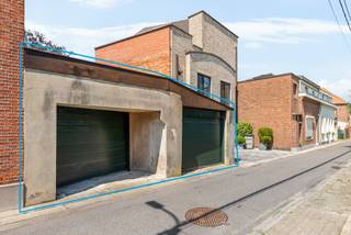 <span>Ontdek deze verrassend ruime, in hartje Lebbeke gelegen gezinswoning (341 m² bruikbare vloeroppervlakte) op een perceel van </span>611 m²<span>, ideaal gelegen op wandelafstand van winkels, scholen en openbaar vervoer. Hier geniet u van ruimte, comfort én een uitstekende bereikbaarheid. </span><span>De woning (kadastraal gekend als handelshuis) beschikt over 2 leef-en eetplaatsen, </span>4 volwaardige slaapkamers<span>, een </span>inrichtbare zolder<span> die tal van uitbreidingsmogelijkheden biedt en een </span>volledig uitgeruste leefkeuken met eetplaats<span> waar het hele gezin samenkomt. Buiten wacht een<strong> </strong></span>zuidgerichte tuin<span>, perfect om de hele dag van de zon te genieten. </span><span>Een extra troef is de </span>dubbele garage (65 m² met 2 automatische poorten) met uitweg via de Eikenveldstraat<span>, aangevuld met een </span>ruim bijgebouw (32 m²)<span> dat zich uitstekend leent als atelier, hobbyruimte, opslag of voor een zelfstandige activiteit. Er is ook een kelder en er zijn 2 trappen naar de eerste verdieping. De zolder is bereikbaar via een vaste trap. </span><span>Bent u op zoek naar een woning met veel leefruimte, een centrale ligging en tal van mogelijkheden om uw woonwensen waar te maken? Dan is deze eigendom absoluut een bezoek waard! EPC: 468 kWh/m²/j., energielabel: E en UC: 3914217-RES-1.</span>