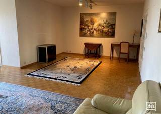 <p><span>HEVERLEE: Ruime drie-slaapkamer appartement met garagebox en kelder.</span></p><p><span> </span></p><p><span>Dit appartement is gelegen op de 6de verdieping met een wijds zicht. De zeer goede ligging nabij de oprit E40, iMec, KUL en Colruyt is dan ook een pluspunt.</span></p><p><span>Het appartement heeft een ruime inkomhal met vestiairekast, toegang tot 3 ruime slaapkamers, apart toilet, badkamer, berging en een grote living met terras aansluitende keuken. </span></p><p><span>De living heeft een parketvloer, en heeft een gezellige uitstraling met aansluitend een terras toegankelijk via een groot schuifraam.</span></p><p><span>De keuken is uitgerust met een vaatafwasmachine, oven en inductie kookvuur. </span></p><p><span> </span></p><p><span>Een individuele garagebox is eveneens begrepen in de prijs. Er is een gemeenschappelijke fietsenstalling.</span></p><p><span>De maandelijkse lasten bedragen 110 euro/maand en de maandelijkse provisie voor verwarming en sanitair water bedraagt 140 euro. </span></p><p><span>Elektriciteit is met rechtstreekse afrekening bij de nutsmaatschappij. </span></p><p><span>Bent u op zoek naar een ruim appartement op een zeer goede locatie? Zoek niet verder en maak vandaag nog een afspraak!</span></p><p><span> </span></p><p><span> </span></p><p><span> </span></p>