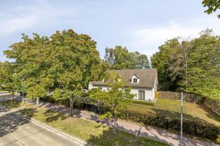 <p><span>KLASSEVOL, RUIM LANDHUIS MET GROTE TUIN, BUREAU, CARPORT EN RUIME PARKING.</span></p><p><span>Gelegen langsheen de Lichterstraat in het landelijke Puurs-Sint-Amands. Vlotte bereikbaarheid gegarandeerd dankzij de nabijheid van de N16 en A12.</span></p><p><span> </span></p><p><span>Gelijkvloers: Inkomhal / stijlvol kantoor (18m²) met prachtige inbouw wandkast / sfeervolle en ruime living met veel lichtinval uitgerust met gashaard  (49m²) en airco / prima uitgeruste keuken met moderne toestellen / master bedroom met inbouwkasten (20m²) en airco / grote dressing / comfortabele badkamer met ligbad en douche / wasplaats / ruime garage.</span></p><p><span>1ste verdieping: 3 slaapkamers / hobbyruimte - ontspanningsruimte / badkamer met ligbad en douche.</span></p><p><span>Aangename tuin met leuke terrassen.  </span></p><p><span>Kelder met extra bergruimte.</span></p><p><span>Carport voor 2 wagens en parkeermogelijkheid voor bezoekers.</span></p><p><span>PV-installatie met zonnepanelen.</span></p><p><span> </span></p><p><span>De solide woning werd grondig en vakkundig gerenoveerd en afgewerkt met hoogwaardige materialen.</span></p><p><span>De uitzonderlijke bewoonbare oppervlakte van 352 m² biedt tevens mogelijkheden voor ondernemers op zoek naar een stijlvolle woonst in combinatie met een kantoor of praktijk.</span></p><p><span>Het landhuis werd gebouwd op een uniek perceel bouwgrond met een breedte van circa 54 meter.</span></p><p><span>Op wandelafstand van sportcomplex De Schans (oa. tennis, padel, fitness, gym, voetbal, ruiter en pony-club, zwembad (in nabije toekomst) gelegen.</span></p><p><span> </span></p><p><span> </span></p><p><span> </span></p>