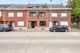 INSCRIVEZ-VOUS POUR LA PREMIÈRE VISITE DU MERCREDI 30 JUILLET VIA NOTRE SITE WEB !<br /><br />Êtes-vous à la recherche d'une maison entièrement rénovée et prête à habiter avec quatre chambres au centre de Brakel ? Trouvé !<br /><br />L'emplacement central, les espaces de vie spacieux et lumineux, les quatre chambres à coucher complètes et l'espace extérieur confortable avec cuisine extérieure et mancave ne sont que quelques-uns des nombreux atouts que l'on trouve ici. De plus, la maison est équipée de panneaux solaires et est entièrement prête à emménager.<br /><br />DISPOSITION :<br /><br />RDC :<br />Vous entrez dans la maison par le hall d'entrée spacieux avec des placards intégrés et des toilettes pour invités. De là, vous arrivez dans le salon lumineux avec coin salon confortable et salle à manger. La cuisine ouverte est le cœur de la maison et offre de la place pour une deuxième salle à manger. Il y a aussi un débarras pratique et une buanderie séparée.<br /><br />1er étage :<br />Le grand palier donne accès à deux chambres à coucher complètes et une salle de bains moderne équipée d'une baignoire, d'une douche à l'italienne, de toilettes et d'un lavabo.<br /><br />2e étage :<br />Par l'escalier fixe, vous accédez au deuxième étage, où se trouvent deux chambres à coucher supplémentaires. Idéal comme chambres à coucher, bureau ou espace de loisirs.<br /><br />CAVE :<br />La maison dispose d'une cave spacieuse et sèche qui offre beaucoup d'espace de stockage supplémentaire.<br /><br />EXTÉRIEUR :<br />Cette maison a aussi beaucoup à offrir à l'extérieur. Ici, vous pourrez profiter d'un espace terrasse agréable avec un abri de jardin, une cuisine extérieure et une mancave confortable : l'endroit idéal pour se détendre et passer des moments agréables avec des amis et de la famille.<br /><br />La maison est chauffée par chauffage central au gaz naturel avec des radiateurs et est également équipée de panneaux solaires.<br /><br />Vous vous voyez déjà vivre dans cette maison prête à emménager au cœur de Brakel ? Alors n'hésitez pas et contactez-nous dès aujourd'hui pour une visite !