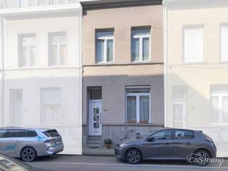 Woning met 4 slaapkamers en terras in de Brederodebuurt. U betreedt het pand via de inkomhal met voldoende ruimte voor een vestiaire. Aan de voorzijde bevindt zich de lichtrijke woonkamer (ca.25 m²) op tegelvloer. Aan de achterzijde bevindt zich de ruime leefkeuken (ca. 16 m²). Deze is voorzien van een vaatwasser, keramische kookplaat, dampkap, oven en aansluiting voor een wasmachine. Vanuit de keuken betreedt u het rustig gelegen terras (ca. 12 m²) aan de achterzijde. De badkamer (ca.6m²) werd in 2021 gerenoveerd en is voorzien van een inloopdouche, lavabo en toilet. Op de eerste verdieping bevinden zich 2 slaapkamers (ca.18-12 m²) op laminaatvloer. De ruimste slaapkamer geniet van hoge plafonds, wat een riant ruimtegevoel geeft. Op de tweede verdieping bevinden zich 2 slaapkamers (ca.18-11 m²) op laminaatvloer. Er is een zolder aanwezig die kan dienen als extra bergruimte. <br />Ruime droge kelder (ca.38 m²) aanwezig.<br /><br />Vlakbij alle invalswegen, winkels en openbaar vervoer. EPC D. CV op gas.