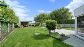 Fantastische villa op een groot en zonnig perceel van 1362 m², rustig gelegen in een doodlopende straat van een mooie villawijk. Zonder twijfel één van de beste locaties te Knokke-Heist.<br /><br />Deze tot in de puntjes verzorgde villa werd kwalitatief gebouwd en is mee met de hedendaagse energienormen. Zo werd de villa uitgerust met 34 zonnepanelen en wordt de villa verwarmd a.d.h.v. een warmtepomp, gekoppeld aan de vloerverwarming (zowel beneden als boven). Verder geniet de villa een grote inpandige garage met laadpunt en voldoende parking op het perceel zelf. <br /><br />Naast de vele troeven die deze villa te bieden heeft is de tuin misschien wel de mooiste troef. Een ongelooflijk mooie tuin, prachtig aangelegd en genietend van heerlijke zichten op de velden. Vrij zeldzaam op grondgebied Knokke-Heist.<br /><br />De villa beschikt over een uitzonderlijk woonvolume (312 m²) en werd als volgt ingedeeld: een grote inkomhal met 5m28 plafondhoogte en een aparte bureau of logeerkamer. Via een dubbele glazen deur komt u terecht in een schitterende woonkamer opgedeeld in een zit- en eetplaats en een volledig uitgeruste leefkeuken met rechtstreekse toegang naar de tuin. Naast de keuken nog een praktische bijkeuken/wasplaats en toegang naar een grote &amp; brede inpandige garage. Boven zijn er 3 volwaardige slaapkamers (waarvan 1 met zijn eigen walk-in dressing), een apart toilet en een royale badkamer met douche, bad en sauna. Grote en verzorgde opbergzolder op de derde bouwlaag.<br /><br />Op het perceel zelf nog 2 regenputten, 2 zonneluifels, een alarmsysteem, voldoende parking en meerdere terrassen in de zon. Absoluut een bezoek waard.<br /><br />Bezoeken of meer informatie?<br />Contacteer Sacha Vanrafelghem op GSM 0487/43.79.10.