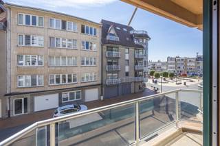 <p><strong>Residentie CHAMPA</strong> - <strong>gezellig appartement met 1 slaapkamer, slaaphoek en zonnig terras in Westende-bad.</strong></p>
<p>Op de tweede verdieping van “Residentie Champa”, uiterst rustig gelegen vlak achter de zeedijk en op wandelafstand van het centrum, winkels en horeca, bevindt zich dit aangename appartement.</p>
<p>De lichtrijke leefruimte met open, ingerichte keuken geeft uit op een zonnig terras. Verder beschikt het appartement over één volwaardige slaapkamer, een praktische slaaphoek met stapelbed, een badkamer met ligbad en dubbele wastafel, een afzonderlijk toilet en bergruimte.</p>
<p>Een ideale uitvalsbasis aan zee, zowel als tweede verblijf als voor vakantieverhuur of permanente bewoning. Geniet van de rust, terwijl strand, winkels en alle voorzieningen letterlijk om de hoek liggen.</p>