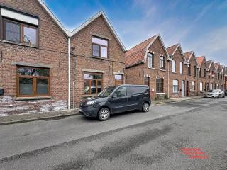 Deze charmante woning in Oostkamp biedt een comfortabele leefruimte met twee ruime slaapkamers, ideaal voor een gezin of als kantoorruimte. De...