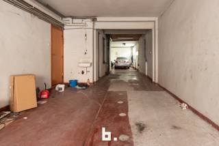 Vergunde opbrengsteigendom met grote garage/ opslagruimte, eerste verdiep, appartement met inkom living met ruim terras,, open keuken,, badkamer met douche, lavabo en toilet, twee ruime slaapkamers, op tweede verdiep, appartement met inkom living met ruim terras,, open keuken,, badkamer met ligbad, lavabo en toilet, twee ruime slaapkamers.<br />.- conforme keuringen elektriciteit <br />- epc's zonder renovatieverplichting <br />- 3 correcte huurder, totale huur opbrengst 17.340€ / jaar <br />- afzonderlijke tellers van g/w/e op naam van de huurders <br />- geen syndicuskosten <br />- betonnen structuur <br />- zeer grote garage / opslagruimte <br />- Uitstekende ligging in Oostende nabij Spuikom, afrit autostrade, Oosteroever,. TOPINVESTERING