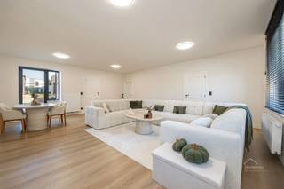 <p><span>Prachtig gerenoveerde woning met 4 slaapkamers en een showroom in Bornem!</span></p><p><span>Gunstig gelegen met dagelijkse voorzieningen op korte afstand en een vlotte verbinding naar belangrijke invalswegen.</span></p><p><span> </span></p><p><span>Ben jij op zoek naar een uitzonderlijk ruime, instapklare woning die comfortabel wonen en werken naadloos combineert?</span></p><p><span>Met maar liefst </span><span>232m²</span><span> (cfr. EPC) en een grondige, </span><span>recente renovatie</span><span> biedt dit pand een uniek ruimtegevoel en eigentijds wooncomfort.</span></p><p><span> </span></p><p><span>Bij het betreden van de woning kom je via de inkomhal in de </span><span>ruime leefruimte</span><span> dewelke geniet van </span><span>veel natuurlijke lichtinval</span><span>. Dankzij de gesloten indeling geniet je hier veel van rust en gezellige sfeer.</span></p><p><span>Vanuit de leefruimte loop je door naar de</span><span> volledig ingerichte keuken</span><span>, voorzien van alle toestellen, inclusief extra waterfilter voor zuiver drinkwater, en met ruim voldoende plaats voor een </span><span>gezellige eetruimte</span><span>.</span></p><p><span>Via de grote schuifdeur stap je zo vanuit de keuken het </span><span>uitnodigende, zonnige terras en de diepe tuin</span><span> op.</span></p><p><span>Op het gelijkvloers is er een </span><span>apart gastentoilet</span><span> aanwezig.</span></p><p><span> </span></p><p><span>Op de </span><span>1ste verdieping</span><span> bevinden zich de </span><span>3 volwaardige slaapkamers</span><span>.</span></p><p><span>De strak </span><span>afgewerkte badkamer</span><span> is voorzien van een inloopdouche, dubbele wastafel en toilet. Hier is ook een </span><span>aansluiting voor wasmashine en droogkast </span><span>voorzien die esthetisch in een kast is weggewerkt.</span></p><p><span> </span></p><p><span>Op de </span><span>2de verdieping </span><span>bevindt zich de </span><span>ingerichte zolderkamer. </span><span>Deze ruimte vormt een prachtige </span><span>vierde slaapkamer</span><span> of kan dienstdoen als thuisbureau.</span></p><p><span>Aansluitend op de zolderkamer is er een </span><span>praktische berging</span><span> aanwezig.</span></p><p><span> </span></p><p><span>In de tuin bevindt zich een </span><span>hoogwaardige commerciële ruimte</span><span>. Deze beschikt over een </span><span>eigen toegang</span><span> en biedt een waaier aan </span><span>professionele mogelijkheden</span><span>. </span></p><p><span>Deze ruimte vormt de ideale basis voor het uitoefenen van een vrij beroep of een zelfstandige activiteit.</span></p><p><span>Om de veiligheid extra te waarborgen is het eigendom uitgerust met een</span><span> beveligingscamerasysteem</span><span>.</span></p><p><span>De oprit beschikt over een </span><span>laadpaal voor elektrisch laden</span><span> en voor optimaal dagelijks comfort zijn alle ramen voorzien van </span><span>vliegenramen</span><span> en is de woning uitgerust met </span><span>een waterontharder.</span><span> </span></p><p><span>Tenslotte is er een </span><span>kelderberging</span><span> beschikbaar.</span></p><p><span> </span></p><p><span>Troeven:</span></p><ul><li><span>EPC B</span></li><li><span>Volledig gerenoveerd en instapklaar</span></li><li><span>232m²</span></li><li><span>4 slaapkamers</span></li><li><span>Commerciële ruimte/ showroom</span></li><li><span>Beveiligingscamerasysteem</span></li><li><span>Ruim terras en tuin</span></li></ul><p><span> </span></p><p><span>Heb jij interesse in deze woning of wen je een vrijblijvend advies met gratis schatting van uw eigendom? Neem gerust contact met ons op! </span></p><p><span> </span></p><p><span>Jessica Wojcik</span></p><p><span><span>Jessica@homeforyou.be</span></span></p><p><span>+32 488 24 97 20</span></p><p><span>7/7 bereikbaar</span></p>