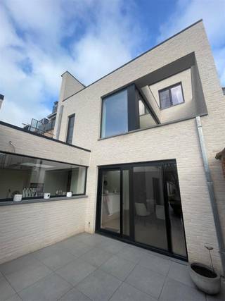 Wat zijn we weer apetrots dat we een pand als dit mogen verkopen. Bijna niet te geloven dat er zoiets bestaat te midden van de stad, en dan...