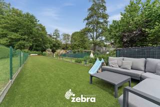 Volledig instapklare woning te Roeselare.<br /><br />Gelegen op een uitstekende locatie, vlakbij winkels, scholen en openbaar vervoer, geniet deze woning bovendien van een vlotte verbinding naar de autostrade. Dankzij de centrale ligging combineert u hier moeiteloos comfort, bereikbaarheid en alle dagelijkse voorzieningen binnen handbereik.<br /><br />Bij het betreden van de woning komt u binnen in de inkomhal met praktische wasplaats en een apart gastentoilet. Aansluitend bevindt zich de lichtrijke leefruimte met een volledig geïnstalleerde open keuken, die samen zorgen voor een aangename en open woonbeleving.<br />Op de eerste verdieping treft u de nachthal, de ruime master bedroom en de badkamer, uitgerust met een inloopdouche, dubbel lavabomeubel en toilet. Via een vaste trap bereikt u de tweede verdieping, die volledig werd afgewerkt met maatkasten en perfect ingericht is als tweede slaapkamer.<br />Buiten wordt u verwelkomd op het gezellige terras dat aansluit op een zonnige tuin, ideaal om in alle rust te genieten.<br /><br />De woning beschikt bovendien over een EPC-label C, conforme elektriciteit, automatische rolluiken, centrale verwarming op aardgas en is asbestveilig.<br /><br /><strong>Kortom, bent u op zoek naar een gezinswoning op een topligging te Roeselare?<br />Twijfel niet langer en leg vandaag nog uw bezoek vast!</strong>