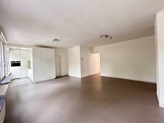 Welkom in het hart van Brasschaat!<br />Op zoek naar een ruim en lichtrijk appartement op een toplocatie? Dan is dit misschien wel uw nieuwe thuis.<br />Gelegen aan de levendige Bredabaan, recht tegenover het Armand Reussensplein waar elke week de gezellige markt plaatsvindt, woont u hier op wandelafstand van alles wat Brasschaat te bieden heeft: winkels, de bibliotheek, de kerk, het park en het openbaar vervoer liggen letterlijk voor de deur.<br />Het appartement op jhet 1ste verdiep werd onlangs volledig opgefrist en is instapklaar. De lichtrijke keuken is uitgerust met de nodige toestellen en sluit mooi aan op de woonkamer, waar u geniet van een aangenaam uitzicht op het plein.<br />Verder zijn er twee volwaardige slaapkamers én een extra kamer die u volledig naar wens kunt inrichten als babykamer, thuiskantoor , dressing of hobbyruimte.<br />De badkamer is voorzien van een ligbad met een nieuw douchescherm, een lavabomeubel, een toilet en een handdoekradiator. De wasmachine en droogkast zijn netjes weggewerkt in een praktische bergkast.<br />Achteraan vindt u een terras over de volledige breedte van het appartement, een heerlijke plek om rustig van een kop koffie of de avondzon te genieten.<br />Ook aan praktisch comfort is gedacht. Fietsen kunnen veilig worden gestald in de gemeenschappelijke garage en bovendien beschikt u over een private kelderberging. Alle nutsvoorzieningen hebben een aparte meter.<br />De maandelijkse gemeenschappelijke kosten bedragen € 70. Gunstig EPC B ! <br />Kom dit appartement zelf ontdekken. Katrin maakt graag tijd voor een bezoek. Mail naar info@wollaertvastgoed.be.