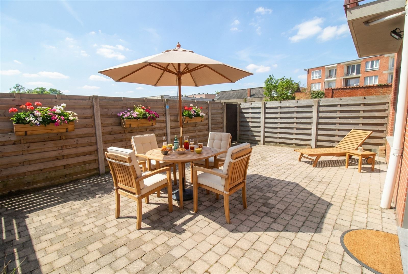 Ruim gelijkvloers app 100 m² - groot zonneterras 40 m² - autostaanpl mog - foto 2