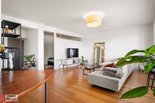 Zoekt u een instapklaar en lichtrijk appartement in Diest? Dit appartement aan de Commissaris Neykenslaan werd tussen 2020 en 2024 mooi gerenoveerd...