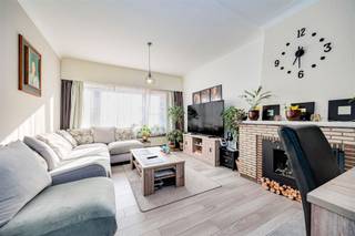 <p><span>Wonen in een </span><span>groene omgeving</span><span>, vlakbij de </span><span>Bremweide</span><span> en het </span><span>Rivierenhof in Deurne, </span><span>en toch met alle dagelijkse voorzieningen binnen handbereik? Dit </span><span>gelijkvloers appartement</span><span> </span><span>met tuin (120m²) </span><span>in de Antoon Van Den Bosschelaan combineert een rustige ligging met een vlotte bereikbaarheid van winkels, scholen, openbaar vervoer en belangrijke invalswegen.</span></p><p><span> </span></p><p><span>Het gelijkvloerse appartement maakt deel van een </span><span>kleinschalig en verzorgd gebouw</span><span> en beschikt over een aangename, praktische indeling. De woonkamer en eetkamer vormen samen een gezellige woonruimte die aansluit op de open keuken. Verder zijn er t</span><span>wee slaapkamers</span><span>, een badkamer met douche, lavabomeubel en toilet, en een veranda die uitgeeft op de </span><span>grote tuin (120m²)</span><span>. </span></p><p><span> </span></p><p><span>Indeling</span></p><p><span>- inkomhal</span></p><p><span>- woonkamer en eetkamer</span></p><p><span>- open geïnstalleerde keuken</span></p><p><span>- slaapkamer 1</span></p><p><span>- slaapkamer 2</span></p><p><span>- badkamer met douche, lavabomeubel en toilet</span></p><p><span>- veranda</span></p><p><span>- tuin (120m²)</span></p><p><span>- kelderberging</span></p><p><span> </span></p><p><span>Algemeen gebouw</span></p><p><span>- kleinschalig gebouw</span></p><p><span>- geen lift</span></p><p><span>- lage gemeenschappelijke kosten</span></p><p><span>- individuele meters voor gas en elektriciteit</span></p><p><span> </span></p><p><span>Troeven</span></p><p><span>- rustige ligging</span></p><p><span>- gezellige en grote tuin</span></p><p><span>- geschikt voor eigen bewoning of als investering</span></p><p><span> </span></p><p><span>Dit appartement is ideaal voor wie zelf rustig wil wonen in het groen, maar ook interessant als </span><span>investering</span><span> met verhuurpotentieel.</span></p><p><span> </span></p><p><span>Ben jij geïnteresseerd in dit gelijkvloers appartement te koop in Deurne, ben je op zoek naar ander vastgoed of wens je de waarde van jouw eigendom te kennen? Dan ben je bij BOLT immo aan het juiste adres! Wij helpen jou graag verder.</span></p><p><span> </span></p><p><span> </span></p>