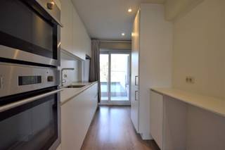 OPGELET: om dit pand te huren of bezichtigen vragen wij steeds eerst een virtueel bezoek te brengen aan het pand. Ga hiervoor naar www.rosseel.be en vul de referentie V186 in in het veld ‘zoek’ bovenaan rechts. Kies dan ‘360°’. De website helpt je nu verder voor de volgende stappen.<br /><br />Dit twee slaapkamer appartement is voorzien van een inkomhal met vestiaire, een ruime leefruimte met veel lichtinval die doorgang geeft tot de half-open en ingerichte keuken. De twee slaapkamers zijn gelegen aan de achterzijde van het gebouw waar rust centraal staat. De grotere slaapkamer beschikt over een privé-terras. Ondergrondse staanplaats voor twee wagens is inbegrepen in de huurprijs. De maandelijkse kosten bedragen 195 euro (provisie): verwarming, warm water en gemeenschappelijke kosten inbegrepen. Onmiddellijk beschikbaar