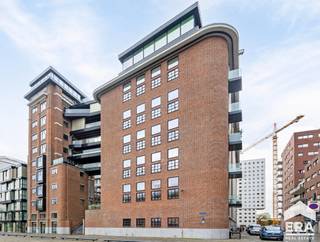 IndelingDe studio op de 4e verdieping omvat: ruime woonkamer met strakke gietvloer en toegang naar zonnig terras, open en ingerichte...