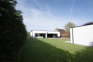 <p><span>EXCLUSIEF: Comfortabel wonen IN STIJL, denkt u aan een grote penthouse, maar wil u wonen in een rustige groene omgeving, bekijk deze exclusieve GELIJKVLOERSE villa!</span></p><p><span>Knappe energiezuinige moderne gelijkvloerse woonst + BIJGEBOUW in een aangename omgeving te Halle-Zoersel. </span></p><p><span>Luxueus wonen op de begane grond op ca 223m² met extra bijgebouw van 75m² als polyvalente ruimte, woon/werk situatie, zorgwoning,...</span></p><p><span>Dit eigendom is gelegen op een mooi stukje grond, opgeleverd in 2024, dus als nieuw, waarvan volledig het gelijkvloers is ingedeeld met inkomhal, toegang via smeedijzeren tussendeur naar de lichte leefruimte met uitzicht op de tuin en een open luxueuze ingerichte keuken met alle nodige inbouw toestellen, eveneens een dubbele vaatwasser, inductievuur, heteluchtoven, bordenverwarmer, 20m werkblad enz. Verder een ruime berging en wasplaats met technieken en aansluiting wasmachine/droogkast.</span></p><p><span>Groot schuifraam die toegang geeft tot het terras, aangelegde tuin met haag, grasrobot, volledig omheind en afgesloten met een automatische poort. </span></p><p><span>Alles is mooi afgewerkt van hoogstaande kwaliteit, opvallend zijn de plafondhoge glazen tussendeuren, ingemaakte kasten, mooie raamdecoratie, inbouwspots,... </span></p><p><span>Masterbedroom met dressing, automatische screens en ensuite badkamer met grote inloopdouche, lavabo, toilet,... deze slaapkamer heeft een schuifraam naar een open buitenruimte met privacy.</span></p><p><span>Verder op de riante nachthal is er een tweede en derde slaapkamer, waarvan 1 kamer vorzien is van een ingebouwd bureelmeubel, Er is een tweede badkamer met lavabo, douche en toilet. De slaapkamers en leefruimte zijn voorzien van airco via Daikin warmtepompsysteem (warm-koud).</span></p><p><span>Luxueuze afwerking met duurzame materialen, 16 zonnepanelen, HR TOP ketel op gas - vloerverwarming (hybride voorzieningen aanwezig), grote tegelvloer, HR+ beglazing in aluminium, stofzuigersysteem, alarmsysteem en CO² melder, gevelbepleistering Consteca, regenwaterput, E-peil 7!</span></p><p><span>Bijgebouw met overdekt terras, ideaal voor de laatste avondzon, 1 grote sectionaal poort met toegang tot een ruimte voor 2 wagens en een bijkomende polyvalente ruimte met groot raam naar de tuin, er zijn voorzieningen voor het inrichten tot kantoor/praktijkruimte, extra woonst,... momenteel in gebruik als fitness ruimte, er is drijfkracht in het bijgebouw.</span></p><p><span>Er is een vergunning voor het plaatsen van een zwembad.</span></p><p><span>Rustig gelegen met een goede verbinding naar uitvalswegen,  in de omgeving van mooie fiets- en wandelroutes en nabij het dorp van Halle.</span></p><p><span>Instapklaar, prima onderhouden, contacteer ons voor bijkomende info en plan een bezoek!</span></p><p><span> </span></p><p><span> </span></p>