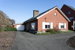 Instapklare gelijkvloerse villa met grote tuinDeze perfect onderhouden bungalowvilla biedt comfortabel en toekomstgericht wonen op één niveau en is...