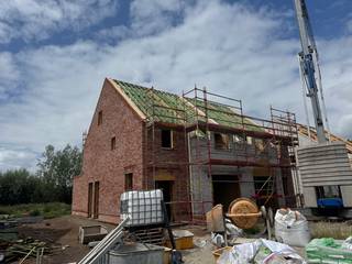 Deze knappe verkaveling bestaat uit 10 nieuwbouw half open bebouwingen in een tijdloze stijl op een mooi stukje grond (tussen de 426 en 505m2 grond). De woningen hebben volgende indeling: inkomhal, ruime leefruimte met grote raampartijen naar buiten toe, open keuken volledig zelf te kiezen, berging, inpandige garage. Op de verdieping zijn er 3 slaapkamers en een badkamer voorzien van dubbele lavabo, ligbad, inloopdouche en toilet. Vaste trap naar de zolder, welke ingericht kan worden als 4e slaapkamer, technische ruimte wordt daar eveneens voorzien. Zuid gerichte tuinen, waarvan oprit, afsluiting, terras en tuin en zelfs het tuinhuis volledig wordt voorzien ! Extra's: overal vloerverwarming en vloerkoeling met warmtepomp, 8 zonnepanelen, verluchtingssysteem D. Start van de bouwwerken oktober 2024, oplevering maart 2026.<br />de gebruikte foto's zijn referenties van voorgaande en vergelijkbare projecten.<br />ook meer informatie te vinden op www.windhaarstraat.be<br />reeds verkocht, loten 1.2.5.7.9.10