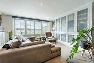 Dit instapklare duplex appartement is gelegen in Lissewege, met vlotte verbinding naar Brugge en de kust.<br /><br />Indeling: inkomhal met apart toilet en vestiaire, lichtrijke woonkamer met open keuken en aansluitend een ruim westgericht terras met zonneluifel.<br />Bovenverdieping met badkamer (ligbad, douche, toilet en lavabo), een volwaardige slaapkamer met ingemaakte kasten, wasplaats met extra bergruimte, dressing (maatwerk) en een afgewerkte zolderkamer die dienst doet als slaapkamer.<br /><br />Extra troeven:
<ul>
<li>Veel ingemaakte kasten en bergruimte</li>
<li>12 zonnepanelen</li>
<li>Waterverzachter aanwezig</li>
<li>Gunstige EPC-score</li>
<li>Overal LED-spots</li>
<li>Ruim zonneterras</li>
</ul>
Mogelijkheid om de garagebox achteraan het gebouw bij aan te kopen.<br />In de garagebox bevindt zich heel wat ingemaakte kasten, verlichting, stopcontacten en een extra zolderruimte.<br />Aarzel zeker niet om contact op te nemen bij vragen.