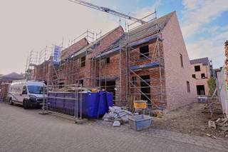 <span>Laatste woning te koop!<br />Wij gaan drie nieuwbouwwoningen met zuidgeoriënteerde tuinen realiseren in het centrum van Bornem telkens met inpandige garage. De woningen hebben mooie oppervlaktes variërend tussen 226m² en 240m² en worden afgewerkt met kwaliteitsvolle materialen, die u zelf kan bepalen.</span><br /> <br /><span>Deze woning heeft een bewoonbare oppervlakte van 226m² en is op het gelijkvloers voorzien van een inkomhal, inpandige garage, gastentoilet, ruime berging, traphal, zitplaats en eetplaats met open keuken, die uitzicht geeft op de zuidgeoriënteerde tuin met terras. Op de verdieping bevinden zich drie slaapkamers, waarvan één met een ruime dressing, een badkamer met ligbad, douche en dubbele wastafel, en een homeoffice. De zolderruimte, die bereikbaar is via de vaste trap in de nachthal heeft een oppervlakte van 28m² en biedt nog tal van mogelijkheden.</span><br /><br />Grondaandeel onder registratie en constructie onder 21% of 6% BTW. <br /><br /><span>Interesse? Contacteer ons op 052/41.41.94 of info@rosiersderidder.be</span><br /><br />Referentie: 5316