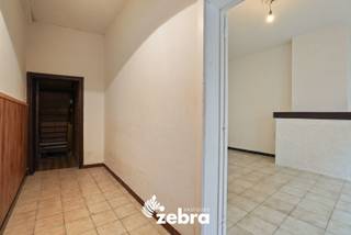 Vlakbij verschillende invalswegen en het nabij het centrum van Tielt ligt deze vlot bereikbare woning. Kleuter- en lagere school,...