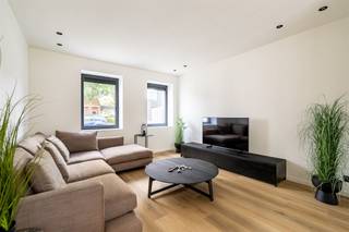 Gelegen in het charmante Meulebeke, biedt deze prachtige woning een harmonieuze combinatie van stijl en comfort. Bij binnenkomst wordt u begroet...