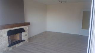 Appartement met 2 slaapkamers, terras, kelder en ondergrondse autostaanplaats, aan de rand van het centrum van Landen.De algemene onkosten van € 130...