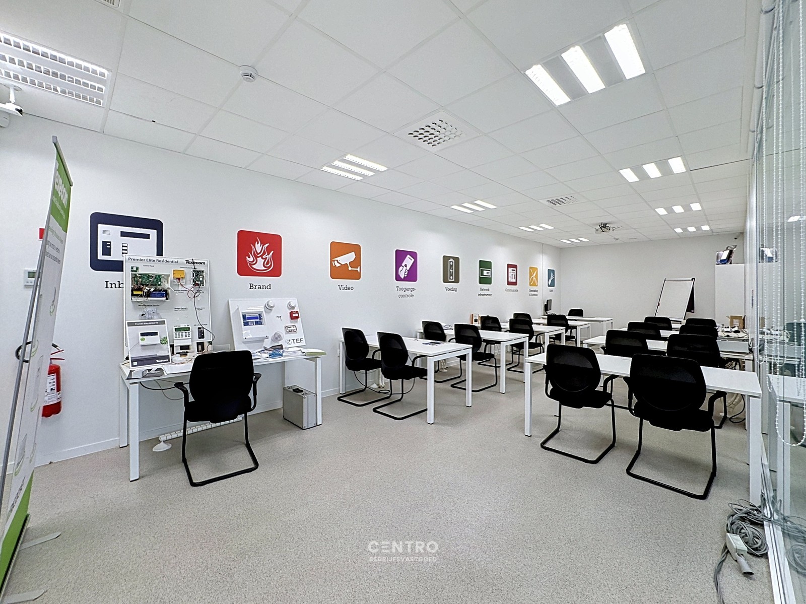 VERNIEUWDE en INSTAPKLARE KANTOORRUIMTEN (259m² en 337m²) op een UITSTEKENDE LOCATIE vlak aan de op- en afrit E40 te Loppem (Brugge-Zedelgem)! - foto 5