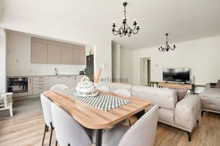 <p><span>Hoek appartement op een 1ste verdieping:</span></p><p><span> </span></p><p><span>Het appartement is voorzien van 3 slaapkamers (met rolluiken) waarvan 1 met toegang naar het achtergelegen terras.</span></p><p><span>De badkamer en keuken zijn hedendaags en praktisch ingericht.</span></p><p><span>Verder is er nog een extra privatieve kelderkelder voor wat extra opslagruimte.</span></p><p><span> </span></p><p><span>Achteraan het gebouw is er een garagebox (met elektriciteit) kan aangekocht worden voor €30.000,-</span></p><p><span> </span></p><p><span>Het appartement werd de voorbije jaren grondig aangepakt en is op vandaag volledig instapklaar.</span></p><p><span>Momenteel wordt het appartement verhuurt aan zeer correcte huurders, wat voor een onmiddellijke opbrengst zorgt als investeerder. </span></p><p><span> </span></p><p><span>Beheer wordt intern opgevolgd wat voor een lage vaste kost zorgt (€100,- voor het poetsen/blokpolis/gebruik gemeenschappelijke delen en sparen)</span></p><p><span>Het hoofddak werd reeds geïsoleerd naar de huidige energienormen, het appartement heeft een EPC- label C en is asbestveilig.</span></p><p><span> </span></p><p><span>*De vermelde bewoonbare oppervlakte is gebaseerd op de bruikbare vloeroppervlakte zoals vermeld op het EPC-verslag</span></p><p><span> </span></p><p><span>Contacteer VERLIMMO voor meer informatie of een bezoek ter plaatse:</span></p><p><span><span>Voel je thuis</span></span><span> 03/658.95.58 info@verlimmo.be</span></p><p><span> </span></p><p><span> </span></p><p><span> </span></p>