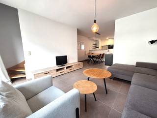 <span><span>Dit appartement situeert zich in het bruisende centrum van Roeselare gelegen vlakbij winkels, scholen en verschillende invalswegen.<br />Uiterst gemakkelijk bereikbaar.<br /><br />Het appartement geniet van een lichtrijke <strong>woonkamer </strong>met zit- en eethoek alsook toegang tot een gezellig <strong>terras</strong>.<br />De <strong>open keuken</strong> is volledig ingericht (kookplaat, oven, vaatwasser, ...). Naast de keuken bevinden zich een <strong>praktische berging</strong> en gastentoilet.<br /><br />Op de bovenverdieping treffen we <strong>2 volwaardige slaapkamers</strong>, een apart <strong>toilet</strong>, een <strong>tweede ruime berging</strong> en een <strong>badkamer </strong>met dubbele lavabo, bad en douche.<br />De slaapkamer gelegen aan de voorzijde is uitgerust met airco.<br /><br />In deze residentie is een gemeenschappelijke <strong>fietsenberging </strong>aanwezig.<br /><br /><u>Troeven:</u></span></span>
<ul>
<li><span><span>Centrale ligging;</span></span></li>
<li><span><span>Vlotte bereikbaarheid;</span></span></li>
<li><span><span>2 volwaardige slaapkamers;</span></span></li>
<li><span><span>Mogelijkheid om het appartement bemeubeld te huren;</span></span></li>
<li><span><span>Mogelijkheid tot bijhuren van een garagebox achteraan het gebouw (niet inbegrepen in de huurprijs).</span></span></li>
</ul>
<span><span> Huurprijs: 845 euro/maand.<br />Huurprijs exclusief gemeenschappelijke kosten en garagebox.<br /><br />Beschikbaar vanaf 01/10/2026.<br /><br />Word jij de gelukkige bewoner van dit appartement? Aarzel dan niet en neem contact met ons kantoor voor een bezoek ter plaatse.</span></span>