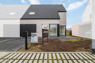 Deze hedendaagse nieuwbouwwoning met zadeldak op lot 71 is ondertussen volledig kwalitatief afgewerkt en beschikt over 4 slaapkamers, een vaste...