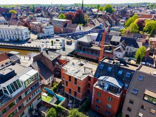 <span>Ce projet est éligible au taux de TVA réduit de 6 % (sous conditions)</span><br /><br /><br />APPARTEMENT NEUF LUXUEUX ET ÉNERGÉTIQUEMENT EFFICACE avec TROIS CHAMBRES, DEUX SALLES DE BAINS et une SPACIEUSE TERRASSE ENSOLEILLÉE au bord de la Dendre à Grammont.<br />Cette unité d’habitation contemporaine combine confort moderne et techniques durables telles que le CHAUFFAGE PAR LE SOL et une POMPE À CHALEUR, offrant un climat intérieur agréable et des COÛTS ÉNERGÉTIQUES RÉDUITS.<br />Le séjour lumineux s’ouvre sur une TERRASSE ORIENTÉE SUD AVEC VUE DÉGAGÉE SUR L’EAU. Grâce à une disposition bien pensée, vous profitez d’une intimité optimale, comprenant notamment une SUITE PARENTALE AVEC SALLE DE BAINS PRIVATIVE.<br />L’appartement se situe à distance de marche des commerces, écoles, restaurants et transports en commun, offrant un équilibre idéal entre CALME ET VIE URBAINE. De plus, l’intérieur peut être entièrement aménagé selon vos goûts, et il est possible d’acquérir un GARAGE OU UNE PLACE DE PARKING COUVERTE.<br /><br />Adresse : Zakkaai 3 boîte 2