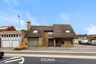 In de Hogestraat te Hooglede bevindt zich dit ruime handelspand met woonst, loods en vier garages, gelegen op een perceel van 1.043m². Dit pand...