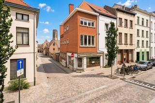 <p><span>Handelsuimte met woonst op toplocatie in stadscentrum </span></p>
<p><span>Deze gelijkvloerse handelsruimte in het hart van Mechelen biedt een mooi ruimte voor uw zakelijke ambities. Gelegen in een centrale omgeving, is deze locatie de perfecte vestigingsplaats voor een winkel, kapsalon, schoonheidssalon, galerij, start-up kantoor of kleinschalige horeca gelegenheid. U kan deze ruimte nog volledig naar wens inrichten en renoveren.<br /><br />Op de hoger geleden verdiepingen kan u uw woonst vestigen, wat er voor zorgt dat u kan wonen en werken in harmonie. Op de verdiepingen heeft u nog vrij spel qua indeling. Afhankelijk van welk woonconcept en idee u houdt kan u wisselen tussen de verdiepingen. Op de eerste verdieping kan u uw leefruimte en keuken inrichten alsook uw badkamer, maar u kan ook hier uw slaapkamers vestigen en op de hoger geleden verdiepingen het leefgedeelte. Zo heeft u dan directe toegang naar een prachtig en privatief dakterras. <br /><br />Onze inpressie beelden zijn slecht een beperkt voorstel van de talloze opties. </span></p>
<p><span>Laat u inspireren door de potentie van deze commerciële ruimte met woonst en maak van dit pand de nieuwe thuis voor zowel uw onderneming als voor uw zelf.</span></p>