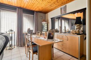 Interessant investeringspand in hartje Aalst – 8 entiteitenIn het centrum van Aalst bevindt zich dit goed gelegen appartementsgebouw bestaande uit 8 entiteiten, een stabiele verhuuropbrengst en mooi groeipotentieel. De actuele huuropbrengst bedraagt € 3.450 per maand, met een mogelijke opbrengst na indexatie van € 4.079,75 per maand, wat dit pand bijzonder aantrekkelijk maakt voor investeerders.Indeling van het gebouwGelijkvloersHet gelijkvloers omvat twee wooneenheden: Een ruim appartement met inkomhal, gastentoilet, lichtrijke leefruimte met open keuken, twee slaapkamers, badkamer, washok en ruim terras. Een studio met inkomhal, leefruimte met keuken, badkamer, washok en terras.Eerste verdiepingTwee appartementen, telkens voorzien van een inkomhal, apart toilet, leefruimte met keuken, slaapkamer, badkamer en terras.Tweede verdiepingDrie duplex-appartementen, elk bestaande uit een leefruimte met keuken, badkamer met toilet en één slaapkamer.Huisnummer 107 – Triplex-appartementDit ruime triplex-appartement beschikt op het gelijkvloers over een inkomhal. De eerste verdieping omvat een ruime leefruimte, keuken, gastentoilet en washok. Op de tweede verdieping bevinden zich een nachthal, twee ruime slaapkamers en een badkamer met ligbad, toilet en wastafel. Verder zijn er kelders aanwezig, wat extra bergruimte en comfort biedt voor de bewoners.Troeven op een rij8 verhuurde entiteitenZeer centrale ligging in AalstMooie maandelijkse opbrengst met indexatiepotentieelTerrassen bij meerdere unitsIdeaal investeringspand met stabiel rendementEen unieke investeringsopportuniteit in het centrum van Aalst.EPC attesten:Bus 1: 227 kWh/(m² jaar), 20260211-0003797460-RES-1Bus 2: 446 kWh/(m² jaar), 20210407-0002398317-RES-1Bus 3: 266 kWh/(m² jaar), 20230209-0002803644-RES-1Bus 4: 146 kWh/(m² jaar), 20201025-0002330748-RES-1Bus 5: 266 kWh/(m² jaar), 20240417-0003216679-RES-1Bus 6: 1785 kWh/(m² jaar), 20260211-0003797462-RES-1Bus 7: 1755 kWh/(m² jaar), 20260210-0003797463-RES-1107: 582 kWh/(m² jaar), 20260210-0003797459-RES-1