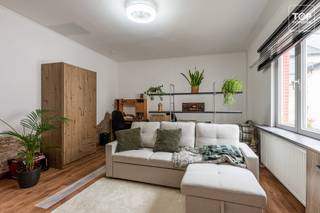 Ontdek dit appartement in Sint-Amandsberg.<br /><br />Het is een perfecte keuze voor degenen die een appartement willen opfrissen naar hun eigen wensen. Het appartement heeft een privétoegang en bevindt zich op het gelijkvloers.<br /><br />De locatie biedt veel voordelen; Zo bevinden zich in de buurt tal van supermarkten, scholen en mogelijkheden tot het openbaar vervoer en bovendien is er ook een goede bereikbaarheid met auto. Daarnaast ligt het dicht bij Het Potuit en het Paviljoenpark, wat het een perfecte locatie maakt voor natuurliefhebbers.<br /><br />Troeven:<br />- Privétoegang<br />- Gelijkvloers<br />- Twee slaapkamers<br />- Een centrale locatie dicht bij faciliteiten.<br />- Volledig naar eigen voorkeur verbouwen.<br /><br />Contacteer Top Vastgoed voor een bezoek op 0475 700 700