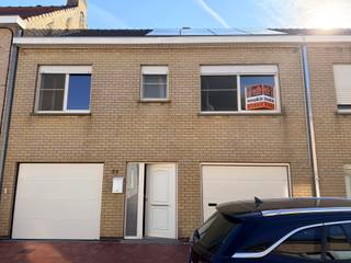 <p><strong>Instapklare woning met ruime garage en 2 slaapkamers + grote zolder</strong></p>
<p>Deze instapklare bel-etagewoning biedt een praktische indeling, veel bergruimte.</p>
<p><strong>Gelijkvloers:</strong> inkomhal, ruime garage (3,15 x 7,72 m), wasplaats en een handige berging.</p>
<p><strong>Eerste verdieping:</strong> lichtrijke leefruimte met open keuken en directe toegang tot het terras. De woonkamer en keuken vormen samen een aangename leefruimte.</p>
<p><strong>Eerste verdieping: </strong>nachthal, badkamer en twee grote slaapkamers van respectievelijk.</p>
<p><strong>Zolder:</strong> volledig geïsoleerde open ruimte van ca. 60 m², ideaal als hobbyruimte, bureau of mits afwerking extra slaapkamers.</p>
<ul>
<li>
<p>Conforme elektrische installatie</p>
</li>
<li>
<p>8 zonnepanelen</p>
</li>
<li>
<p>KI: €629</p>
</li>
<li>
<p>Volledig geïsoleerde zolder met tal van mogelijkheden</p>
</li>
</ul>