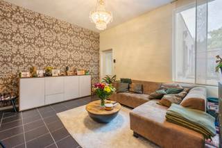 Gelegen in centrum Sint-Niklaas met zeer gemakkelijke toegang tot de E17 en alle invalswegen. Absoluut centraal in de driehoek Antwerpen-Gent-Brussel. Winkels, restaurants en scholen zijn op wandelafstand. Een ruime en gezellige woning met Mobiscore 9/ 10. Uitermate geschikt voor jong &amp; oud alsook gezinnen.<br /><br />Deze eigendom heeft de volgende opdeling: de gelijkvloerse verdieping beschikt over een inkomhal, met doorgang naar de living. De gezellige leefruimte beschikt over een praktische afwerking en opdeling tussen tv-ruimte en eetruimte. De leefruimte beschikt over voldoende lichtinval en zicht op de buitenruimte. Vervolgens is er een aparte keuken. Aansluitend bij deze keuken heeft u toegang tot de badkamer alsook toegang tot de buitenruimte.<br /><br />Tot slot heeft u op de 1ste en 2de verdieping het slaapgedeelte. In totaal zijn er 3 slaapkamers, waarvan 2 op de 1ste verdieping en 1 slaapkamer op de 2de verdieping. Er is de mogelijkheid om eventueel deze slaapkamer nog op te delen.<br /><br />Een geweldige thuis voor voor wie niet ver van centrum Sint-Niklaas wil wonen.<br />Plan snel uw bezoek in en laat u aangenaam verrassen door deze eigendom met al z'n troeven!