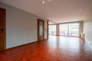 Ontdek deze ruime en energiezuinige woning in Zwijndrecht, perfect voor gezinnen die op zoek zijn naar comfort en functionaliteit. Bij binnenkomst betreedt u de ruime inkomhal, die toegang biedt tot de royale garage (11 meter diep) en een praktische berging/wasplaats. Op de 1e verdieping bevindt zich de ruime woonkamer met een gezellige tuinkamer en een volledig uitgeruste keuken. Daarnaast is er een apart toilet op deze verdieping.Op de tweede verdieping treft u drie comfortabele slaapkamers en een moderne badkamer, voorzien van een bad, een aparte douche, een lavabomeubel en een toilet.Buiten kunt u genieten van een overdekt terras met uitzicht op de tuin, ideaal voor zomerse barbecues en ontspanning.Extra troeven zijn onder andere de zonnepanelen, thuisbatterij, waterontharder en de ruime garage. De woning is bovendien gunstig gelegen nabij belangrijke verbindingswegen en openbaar vervoer, waardoor u snel en gemakkelijk toegang heeft tot de stad. Deze woning biedt de perfecte balans tussen wooncomfort en functionele ruimtes en is klaar om een warm thuis te bieden. Grijp deze unieke kans op een gezinswoning in een rustige en strategisch gelegen buurt. Plan snel een bezichtiging!