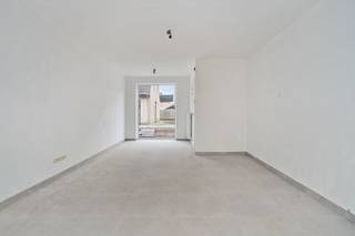 In het landelijke Beerst (deelgemeente van Diksmuide), huisvest deze instapklare nieuwbouwwoning. Deze bevindt zich op wandelafstand van de school, een buurtwinkel, een slager, een apotheek en op een boogscheut van het centrum van Diksmuide.<br /><br />Deze eigendom is op het gelijkvloerse ingedeeld in een inkomhal met gastentoilet, een ruime en lichtrijke woonkamer annex open keuken (voorzien van elektrische kookplaat, frigo, elektrische oven en vaatwasmachine) en garage.<br /><br /> <br /><br />De eerste verdieping bestaat uit een nachthal, 3 volwaardige slaapkamers en een technische ruimte/bergruimte. <br /><br />De woning biedt een terras en aangelegde tuin (onderhoud inbegrepen in de huurprijs). <br /><br />Er is hoogrendementsbeglazing met PVC-raamwerk, centrale verwarming op aardgas en een regenwaterput. Daarenboven zijn er ook zonnepanelen aanwezig.<br /><br />Mogelijkheid tot bijhuren autostaanplaats: €35/maand.<br /><br />Beschikbaar vanaf: 01/10/2026.<br /><br />