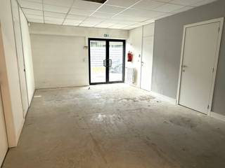 Magazijn met een oppervlakte van ongeveer 267 m². De ruimte is ingericht voor opslag en beschikt over een gepolierde betonvloer. Daarnaast is er...