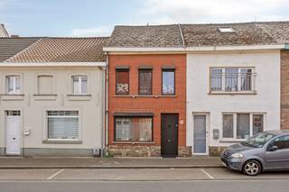 [[ DIT PAND NEEMT DEEL AAN DE ERA OPEN HUIZEN DAG OP 13/6 VAN 11:00 TOT 12:00 ]]
<p><strong>Scherpenheuvel-Zichem: gezinswoning te koop met tuin en garage in het centrum</strong></p>

<p>Deze woning is centraal gelegen in Scherpenheuvel-Zichem, met een vlotte verbinding naar Diest en nabij openbaar vervoer. Scholen, winkels en andere voorzieningen bevinden zich op wandel- en fietsafstand, wat zorgt voor een uiterst praktische en comfortabele ligging. Ideaal voor wie centraal wil wonen of op zoek is naar een interessante investering.</p>

<p>De woning is momenteel verhuurd, wat ze bijzonder aantrekkelijk maakt als opbrengsteigendom. Daarnaast beschikt ze over een eigen garage en een tuin.</p>

<p><strong>Indeling:</strong></p>

<ul><li><strong>Gelijkvloers: </strong>woonkamer, keuken met ontbijthoek, gang, badkamer, apart toilet en berging</li><li><strong>Eerste verdieping:</strong> nachthal en twee slaapkamers</li><li><strong>Zolder: </strong>berging met mogelijkheid tot het inrichten van een derde slaapkamer</li><li><strong>Buiten:</strong> tuin en garage</li></ul>

<p><strong>Troeven:</strong></p>

<ul><li>Centrale ligging nabij winkels, scholen en openbaar vervoer</li><li>Interessante investering (woning momenteel verhuurd)</li><li>Mogelijkheid tot derde slaapkamer op zolder</li></ul>

<p>Op zoek naar een centraal gelegen woning met investeringspotentieel en uitbreidingsmogelijkheden? Ontdek deze eigendom in Scherpenheuvel-Zichem en plan vandaag nog uw bezoek!</p>

<p><strong>JOUW DROOMWONING. ZO GEVONDEN!</strong></p>