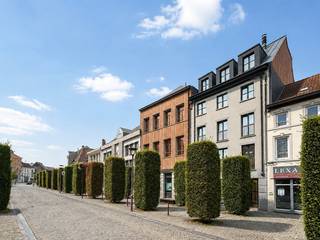 INSTAPKLARE OPBRENGSTEIGENDOM op een TOPLOCATIE in het CENTRUM van LESSEN. Dit INVESTERINGSPROJECT omvat 3 APPARTEMENTEN en een HANDELSGEDEELTE (verdeeld over 2 verdiepingen). Het pand werd GEBOUWD IN 2004-2005 en steeds goed onderhouden. Alle voorzieningen bevinden zich OP KORTE AFSTAND en geniet van enorm veel VISIBILITEIT op de GROTE MARKT VAN LESSINES. Dus de PERFECTE LOCATIE om zowel een eigen HANDELSZAAK een boost te geven en/of HUURDERS aan te trekken.<br /><br />- Handelsgedeelte: Praktijkruimtes en bureaus, niet verhuurd<br />- Appartement 1: 2 slaapkamers, <strong>verhuurd (750 euro) </strong><br />- Appartement 2: 2 slaapkamers, <strong>verhuurd (720 euro) </strong><br />- Appartement 3: 1 slaapkamer,<strong> verhuurd (690 euro)</strong><br /><br />Adres: Grand Place 8 te Lessen