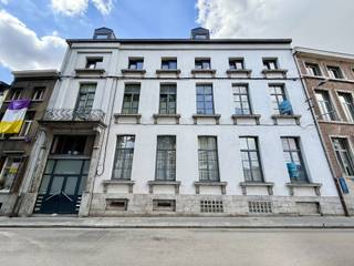 <p>Bel appartement 2 chambres dans un bâtiment de caractère situé dans le centre d'Ath. Composition: hall d'entrée avec WC séparé, beau séjour avec salon et salle à manger ouvert sur une cuisine équipée, 2 belles chambres, une salle de bain avec baignoire et lavabo.<br />L’appartement dispose également d’une cave privative.<br /><br />Technique : PEB B, châssis double vitrage, chauffage central au gaz via une chaudière individuelle, installation électrique conforme, bâtiment aux normes pompiers et électriques.<br /><br />Visite sur rendez-vous avec IMMO BEGUIN : lena@immobeguin.be</p>
