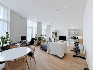 Dit appartement in de Slachthuisstraat kent een unieke en uiterst functionele indeling. Op het gelijkvloers bevindt zich de zeer ruime woonkamer met aansluitend de keuken en de badkamer. Deze verdieping vormt een grote, open en lichtrijke basis voor het dagelijkse leven.<br /><br />De ligging is een absolute troef voor wie houdt van een vlotte bereikbaarheid. U bevindt zich hier op amper 5 minuten fietsen of 15 minuten wandelen van het bruisende centrum van Gent. Daarnaast woont u op slechts één straat verwijderd van de R40 (de Gentse stadsring), wat een directe en snelle toegang geeft tot alle belangrijke invalswegen en snelwegen rond de stad.<br /><br />Via de vaste trap bereikt u niveau -1, waar zich de twee volwaardige slaapkamers bevinden. Omdat deze kamers zich deels onder de grond bevinden, genieten ze van een uitstekende natuurlijke isolatie: in de warme zomermaanden blijft het hier heerlijk koel, wat garant staat voor een optimale nachtrust. Er is via speciaal ontworpen lichtgleuven overal gedacht aan natuurlijk daglicht. In de wintermaanden zorgt de centrale verwarming met radiatoren voor een aangename en gezellige warmte doorheen het hele appartement.<br /><br />Indeling van het appartement:<br />Gelijkvloers: Inkomhal - woonkamer - keuken - badkamer - toilet.<br />Niveau -1: Slaapkamer 1 - slaapkamer 2.<br /><br />Kosten voor het onderhoud van de gemene delen staan op 75,00 EUR/maand in de vorm van een provisie.<br /><br />Beschikbaarheidsdatum: 01/10/2026