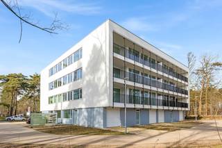 <p>In de Residentiewijk bieden wij u 28 luxe appartementen verdeeld over twee woonblokken gesitueerd in een oase van rust.<br /><br />Deze comfortabele appartementen beschikken over een degelijke leefruimte met open keuken, drie slaapkamers en een ruim terras met zicht op het water en het groen en een aparte autostaanplaats naast het gebouw.<br /><br />De gelijkvloerse appartementen hebben twee slaapkamers, een terras met privatief tuintje en een autostaanplaats.<br /><br />Het warmtenet (fossielvrij) en de ingrijpende energetische renovatie garanderen duurzaam wonen met 100% hernieuwbare groene energie. <br /><br />Droomt u ervan om te wonen in het groen, en wil u genieten van rust en de natuur? Bent u sportief aangelegd en houdt u van wandelen of fietsen, tennis, padel, golf, …<br /><br />Neem vandaag vrijblijvend contact voor een verkennend gesprek.</p>