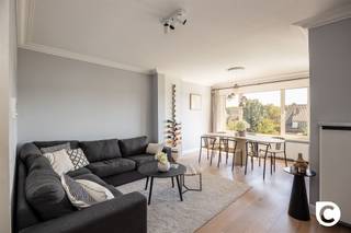 <p><span>Dit comfortabele appartement ligt op de tweede verdieping van een kleinschalig en goed onderhouden gebouw, te vinden in een rustige woonwijk. Het recent-gerenoveerde én geïsoleerde dak zorgen voor een prima EPC score. Het commercieel centrum van Wilrijk is op wandelafstand verwijderd en voor een verdere uitstap zijn snelwegen en invalswegen vlakbij. Wie liever de rust opzoekt zal ongetwijfeld baat hebben bij de omliggende parken. Kortom: een centraal gelegen appartement voor wie een kalme omgeving ook zeker welkom is.</span></p><p><span> </span></p><p><span>Binnenkomen doen we via een praktische inkomhal waar een handige ruimte is om jassen en schoenen op te bergen. Apart toilet is hier ook aanwezig.</span></p><p><span> </span></p><p><span>De woonkamer geniet van een fijne lichtinval met voldoende plaats voor een grote eettafel en een gezellig salon.</span></p><p><span> </span></p><p><span>Aangrenzend ligt de keuken, dewelke is uitgerust met gasvuur, oven en vaatwasser; de koelkast staat apart. De talrijke witte inbouwkasten maken deze uiterst functioneel, de groene accentmuur zorgt voor een frisse uitstraling.</span></p><p><span> </span></p><p><span>Het appartement beschikt over twee slaapkamers. De grootste van de twee is ruim en heeft genoeg plaats voor bed en kleerkast. De tweede slaapkamer wordt vandaag als vestiaire gebruikt, waarbij een muur werd aangekleed met ingemaakte kasten. Verder is hier nog een fijn balkon te vinden.</span></p><p><span> </span></p><p><span>De badkamer werd net opgefrist en is praktisch en onderhoudsvriendelijk Ze omvat een ligbad met douchekop en dubbele lavabo met enkele kasten.</span></p><p><span> </span></p><p><span>Bovenop het appartement is er nog toegang tot een afgescheiden, volledig afgewerkte ruimte die ook nog een mooie oppervlakte kent. Vandaag is hier al een aansluiting voor wasmachine en droogkast te vinden, alsook een warmtepomp die de ruimte verwarmt en koelt. Deze kamer kan perfect gebruikt worden als creatief atelier, bureauruimte of eventueel als derde slaapkamer. Aanvullend geeft deze kamer uit op het platte dak, dat eventueel de mogelijkheid biedt om aan te kleden als een gezellig dakterras.</span></p><p><span> </span></p><p><span>Ten slotte hoort er bij het appartement nog een ruime garagebox. Ook op de oprit ervoor kunnen nog twee auto's geparkeerd staan. De garage is optioneel aan te kopen voor € 25.000.</span></p><p><span> </span></p><p><span>Troeven</span></p><p><span> </span></p><ul><li><span>Rustige buurt, toch centraal gelegen</span></li><li><span>Kleinschalig gebouw, lage gemeenschappelijke kost (€50/M)</span></li><li><span>Geïsoleerd dak</span></li><li><span>Goed EPC</span></li><li><span>Ruime en volledig afgewerkte polyvalente kamer.</span></li><li><span>Grote garagebox</span></li></ul>