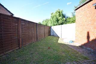 Bent u op zoek naar een betaalbare woning op een gunstige ligging? Dan is deze charmante halfopen bebouwing vlakbij het centrum van Roeselare zeker een bezoek waard.<br />De woning beschikt op het gelijkvloers over een gezellige woonkamer, een functionele keuken, een badkamer ingericht met douche en lavabo en een afzonderlijk toilet.<br />Op de eerste verdieping bevinden zich twee volwaardige slaapkamers.<br />Buiten geniet u van een aangename, onderhoudsvriendelijke tuin waar u in alle rust kunt ontspannen. Daarnaast is er een praktische buitenberging en een carport langs de zijkant van de woning, waardoor u steeds over een overdekte parkeerplaats beschikt. Voor de woning zijn bovendien voldoende parkeermogelijkheden aanwezig.<br />Dankzij de centrale ligging bevinden winkels, scholen, openbaar vervoer en het stadscentrum zich op korte afstand, waardoor deze woning een uitstekende keuze is voor starters, alleenstaanden, jonge gezinnen of investeerders.<br /><br />Troeven van deze woning:<br />•Halfopen bebouwing<br />•Centrale ligging nabij het centrum van Roeselare<br />•Gezellige woonkamer<br />•Twee slaapkamers<br />•Badkamer met douche<br />•Kleine, onderhoudsvriendelijke tuin<br />•Buitenberging<br />•Carport naast de woning<br />•Voldoende parkeergelegenheid voor de woning<br />•Ideale starterswoning of interessante investering<br /><br />Interesse? Contacteer ons vandaag nog voor meer informatie of een bezoek ter plaatse.