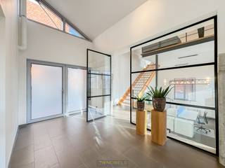 MODERNE KANTOORRUIMTE VAN 149 M² combineert een industriële look met een LICHTRIJKE, OPEN INDELING. De ruime inkomzone verwelkomt bezoekers op...