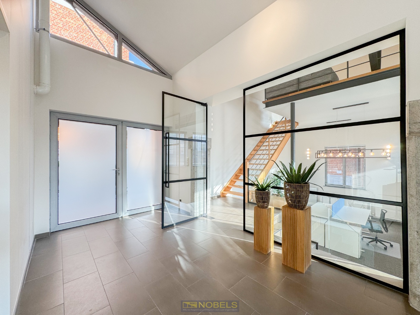 Te koop, exclusieve kantoorruimte met industriële uitstraling in centrum Oudenaarde! - foto 2